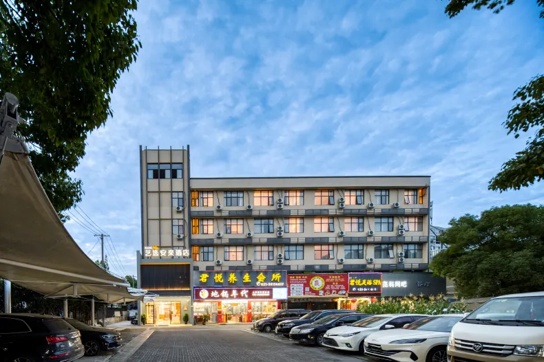 Elong Me Anlai Hotel (Shanghai International Tourism Resort Xiuyan Road Subway Station)