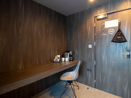 Bloc Hotel London Gatwick Airport - Tap to explore photos