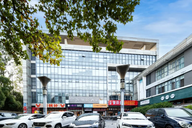 輕住·海納居飯店（上海寶山行知路地鐵站店）