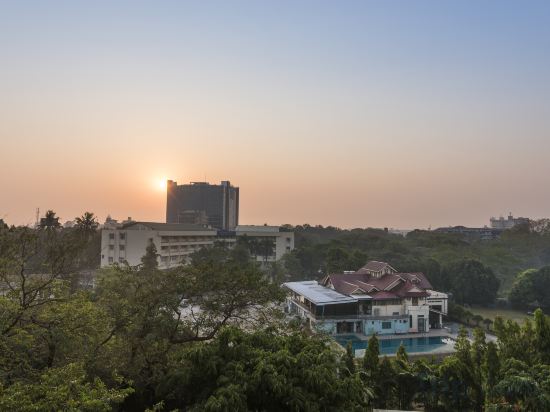 Chatrium Hotel Royal Lake Yangon - Tap to explore photos