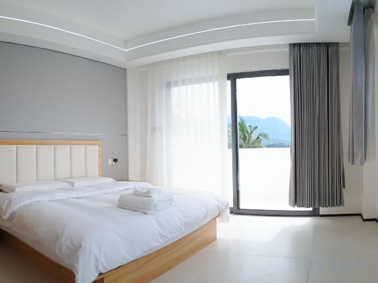 1CE HOTEL Room Type - Deluxe Queen Room301