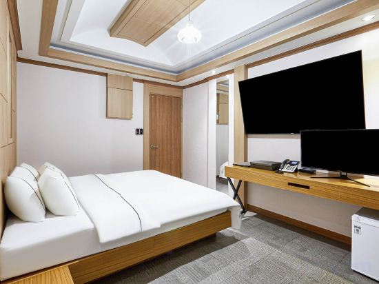 Central Plaza Hotel Room Type - Deluxe Room