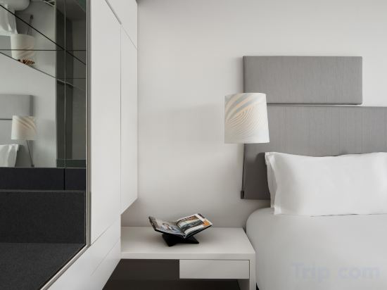 SO/ Vienna Room Type - Superior - Ferris wheel view, upper floors, queen-size bed