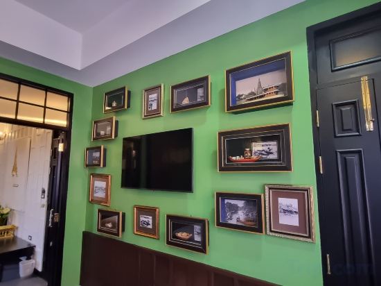 De Phanakron Boutique Hotel - Tap to explore photos
