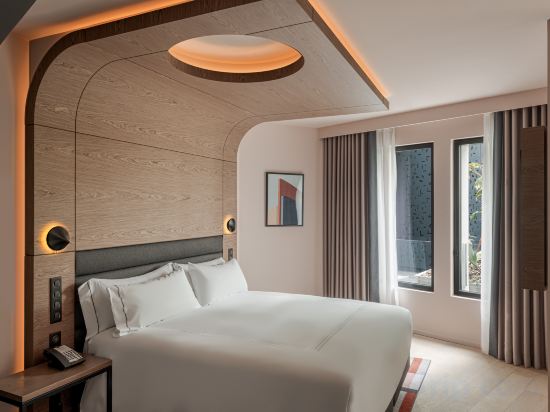 Canopy by Hilton Paris Trocadero - Tap to explore photos