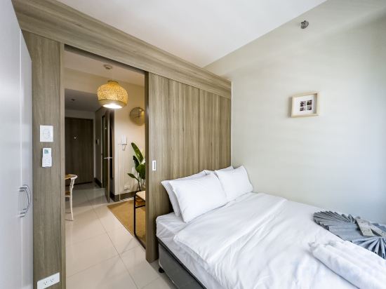 GemstoneBR in SMDC Fame Residences Room Type - Wooden Style | Cozy Suite With Balcony Facing Pool