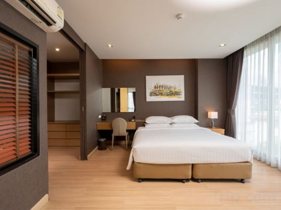 Sanae' Hotel Nimman - Tap to explore photos