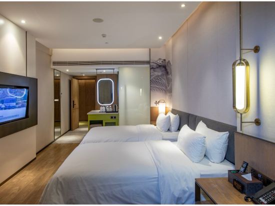 Master Hotel Room Type - Standard Room (2 beds)
