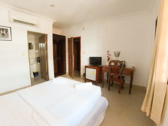 Riverside Hotel Phnom Penh Room Type - Superior Queen with Balcony