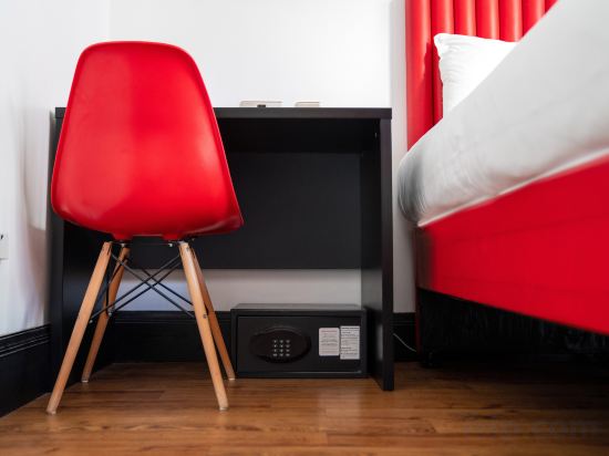 easyHotel Newcastle - Tap to explore photos