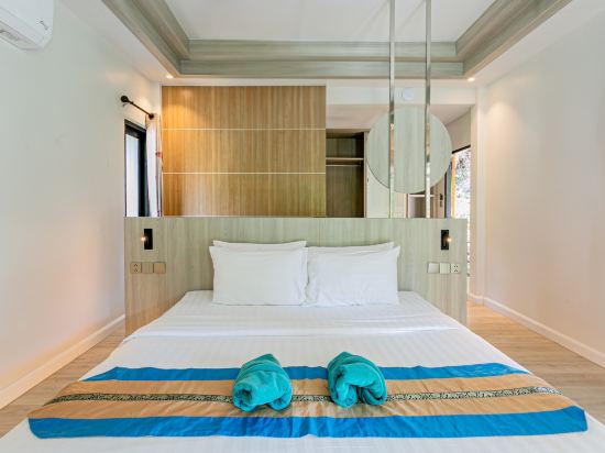 Tonsai Bay Resort - Tap to explore photos