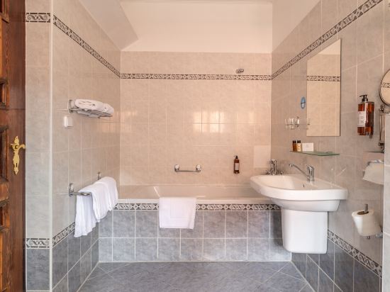 Hotel Ruze & Wellness - Tap to explore photos