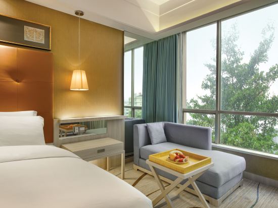 Royal Garden Hotel Room Type - Deluxe Garden-view Twin Room Royal Garden Hotel Room Type - Deluxe Garden-view Twin Room
