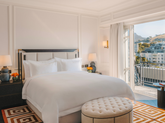 Cape Grace, A Fairmont Managed Hotel Room Type - Deluxe Room with Mountain View