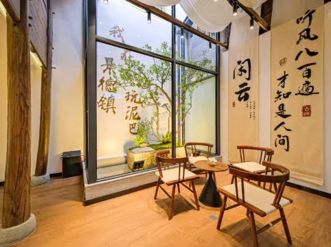 Jingdezhen glaze art accommodation (Taoxichuan cultural and creative block store)