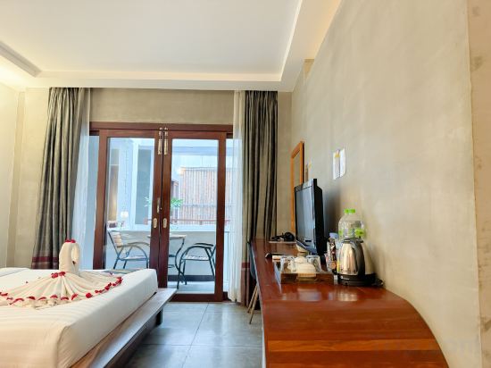 Saravoan Royal Palace Room Type - King Suite with Balcony