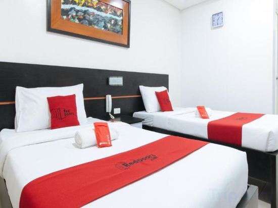 RedDoorz @ Greenview Hotel and Restobar Masbate Room Type - RedDoorz Twin Room