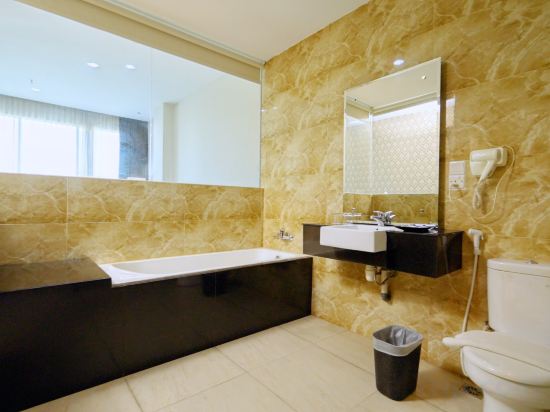 King's Hotel Nagoya Batam - Tap to explore photos