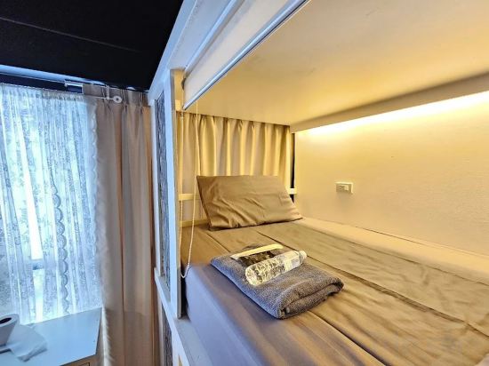 Shade House - Phuket Downtown Room Type - Bed in 4-Bed Mixed Dormitory Room