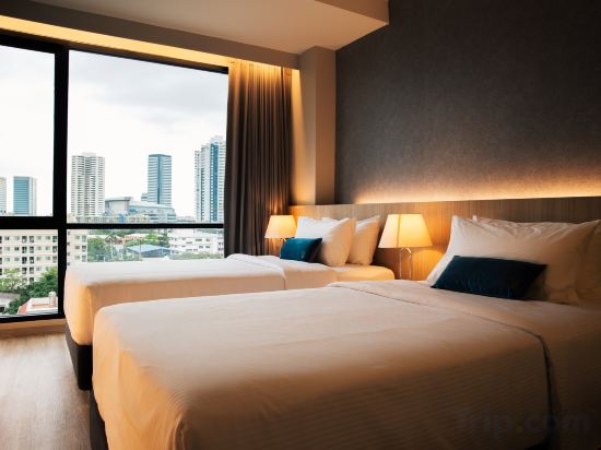 56 Hotel Room Type - Deluxe Twin Room