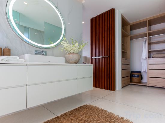 Muscat 3-bedroom Villa With Beach Access - Tap to explore photos