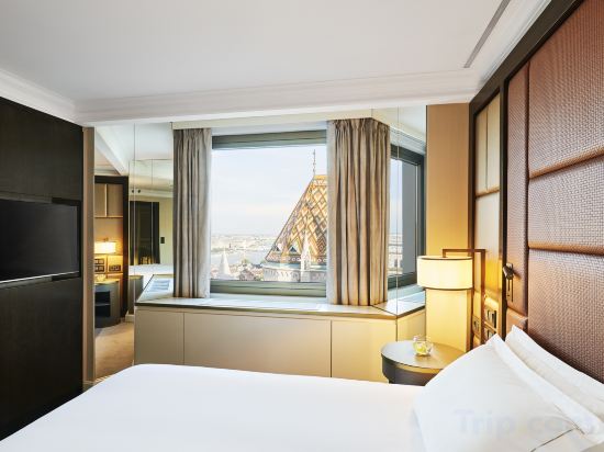 Hilton Budapest Room Type - King Junior Suite with Danube River View