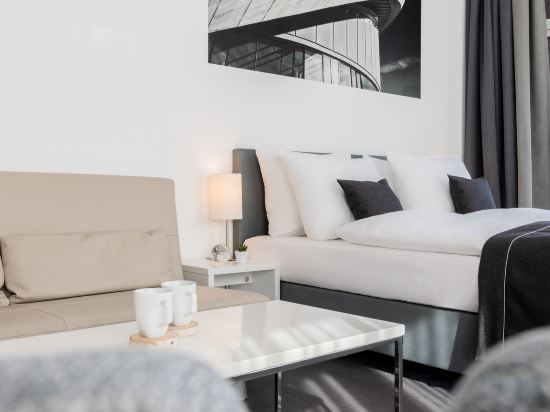 Garner Hotel Berlin - Gendarmenmarkt by IHG Room Type - Premium King Room With Sofa Bed And Bath Garner Hotel Berlin - Gendarmenmarkt by IHG Room Type - Premium King Room With Sofa Bed And Bath