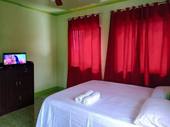 RedDoorz @ Garcia Hernandez Bohol Room Type - RedDoorz Family Room