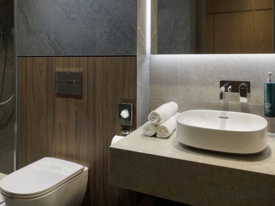 DoubleTree by Hilton London West End - Tap to explore photos