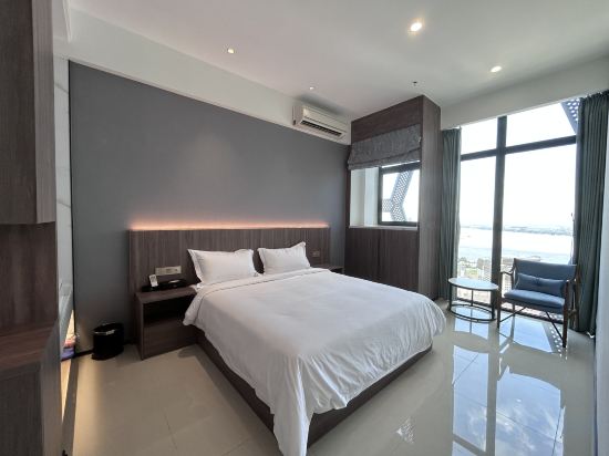 Golden Bridge Business Hotel Room Type - Presidential Suite (one bedroom, one living room) Golden Bridge Business Hotel Room Type - Presidential Suite (one bedroom, one living room)
