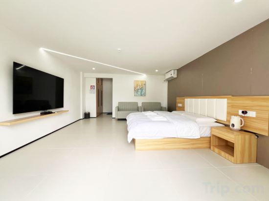 1CE HOTEL Room Type - Deluxe Double Room106