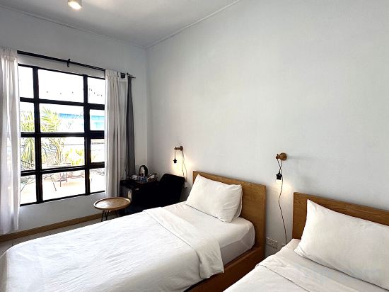 Beige Poshtels Room Type - Standard Twin Room with Private Bath
