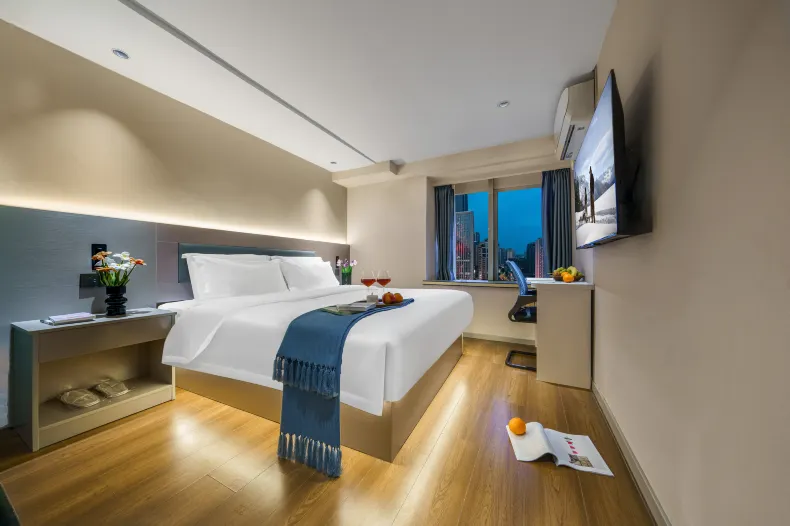 7 Days Premium (Chongqing Guanyinqiao Pedestrian Street Subway Station)