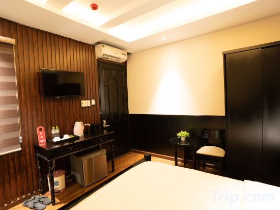 Queen Central Hotel Room Type - Superior Room
