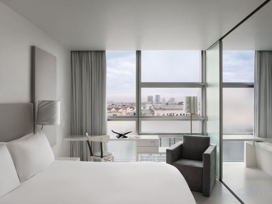 SO/ Vienna Room Type - Classic – Ferris Wheel View, Lower Floors, Queen-Size Bed