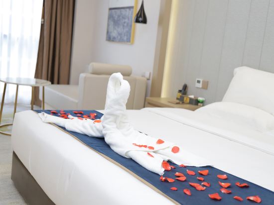 Five Elephants Hotel Room Type - Deluxe King Room