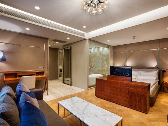 FER HOTEL Room Type - Romantic Suite with Bathtub