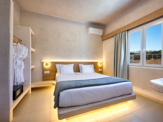 Aelia Luxury Suites Room Type - Family suite sea view with outdoor hot tub Aelia Luxury Suites Room Type - Family suite sea view with outdoor hot tub