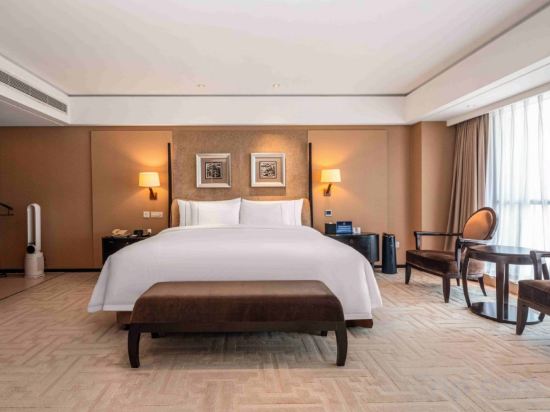 The Lakeview Hotel Room Type - Lake View Suite