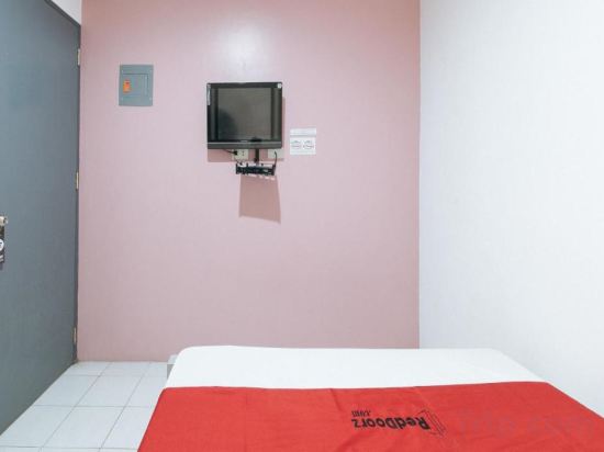 RedDoorz near SM Calamba - Tap to explore photos