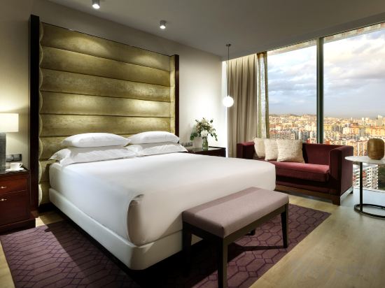 Hyatt Regency Barcelona Tower Room Type - King Bed High Floor Deluxe City View Club Access