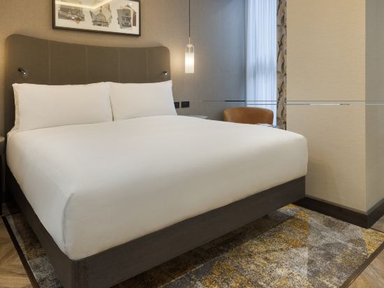 DoubleTree by Hilton London Victoria Room Type - Deluxe Family King Room with Sofa Bed