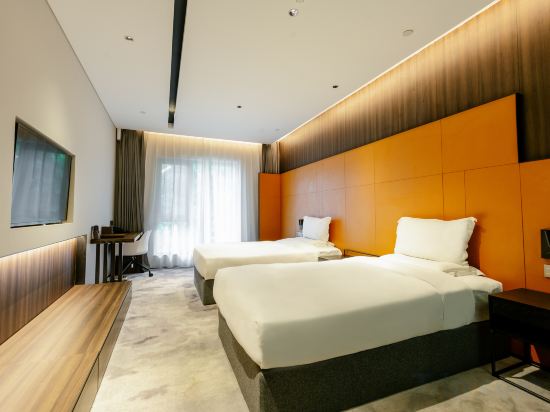 CATHAY VIEW CLUB  HOTEL Room Type - Deluxe Room (2 beds)
