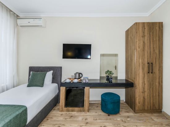 La Pera Suites Room Type - Standard Triple Room