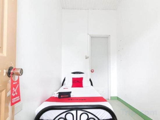 RedDoorz near Mariners Legazpi - Tap to explore photos