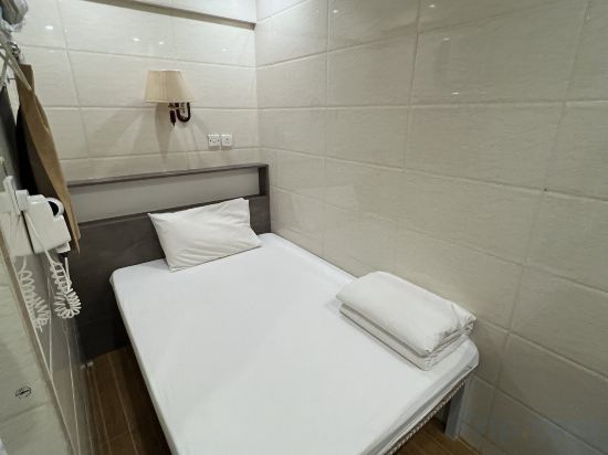 Wee Inn Room Type - Standard Double Room with Shared Bathroom