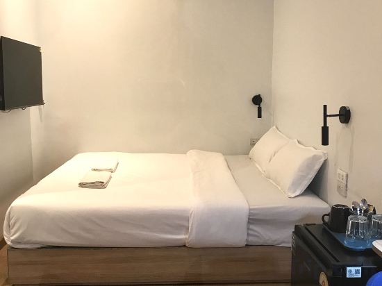 Beige Poshtels Room Type - Standard Double Bed for 2 Persons