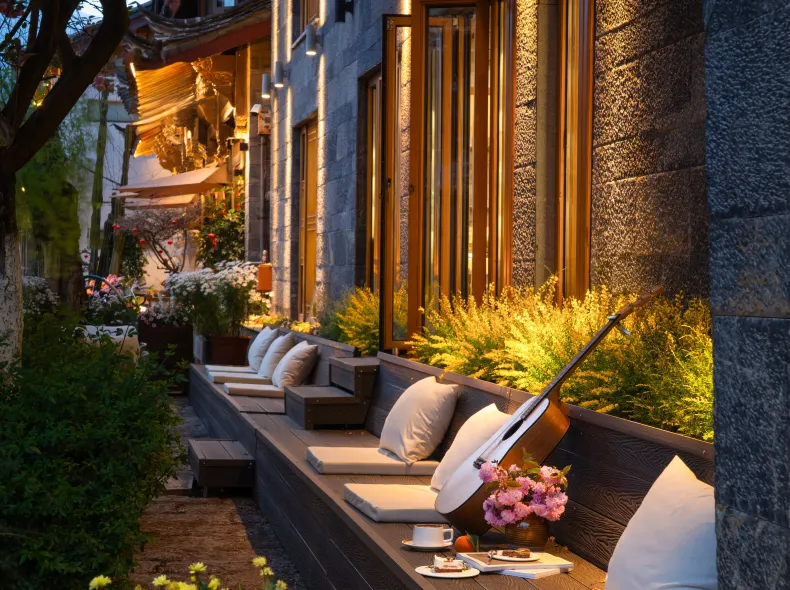 Yue·Seventeen | Panoramic Lijiang Old Town View · Golden Mountain Sunrise · Garden Coffee Guesthouse