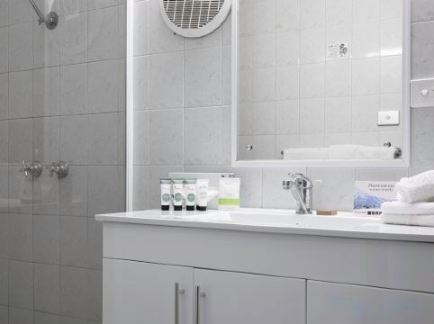 Comfort Inn & Suites Goodearth Perth - Tap to explore photos