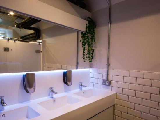 CODE - The Court, Edinburgh Room Type - Private 8-Bed Mixed Dormitory Room